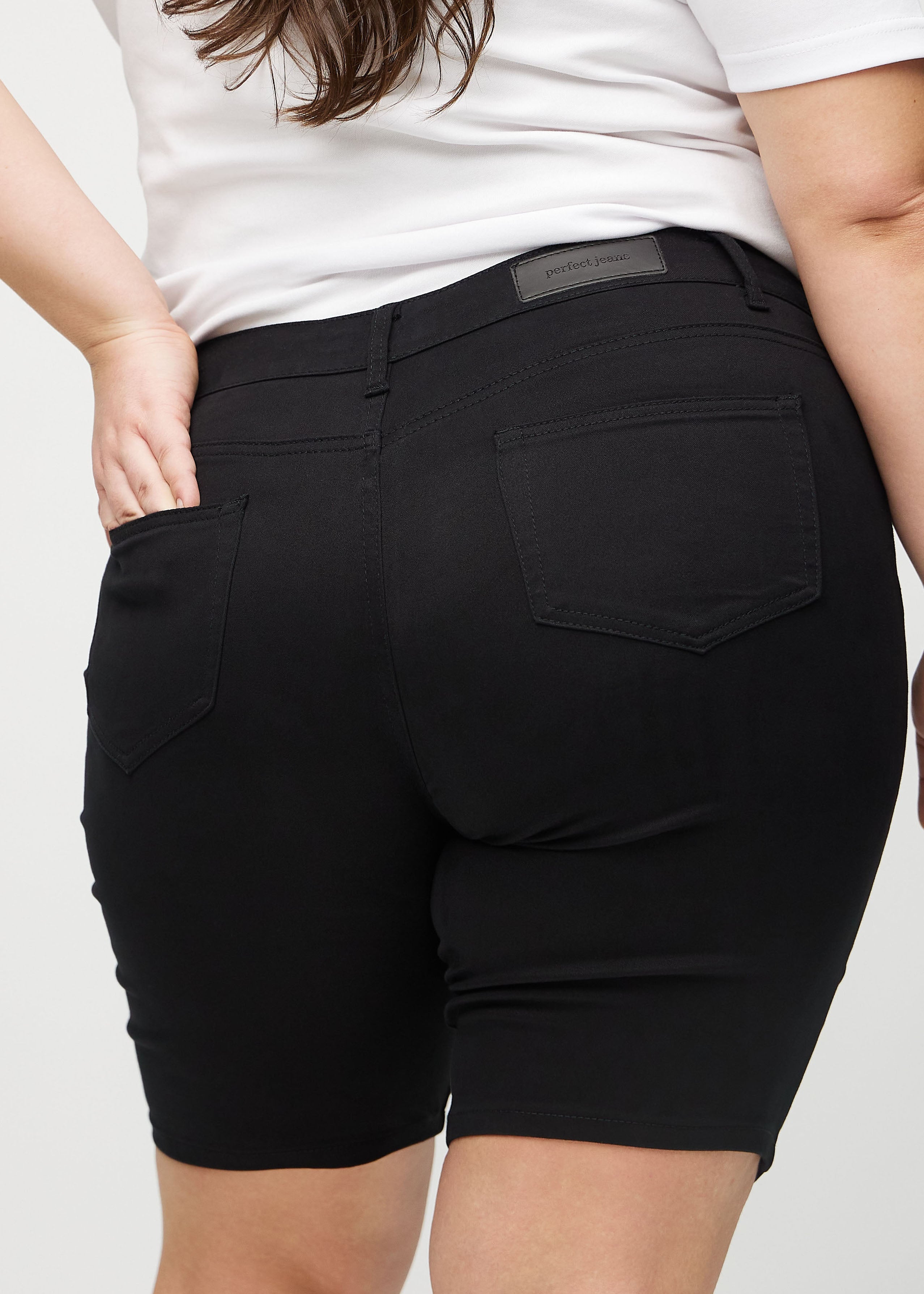 Petra | Figurbetonende Shorts in Unifarbe