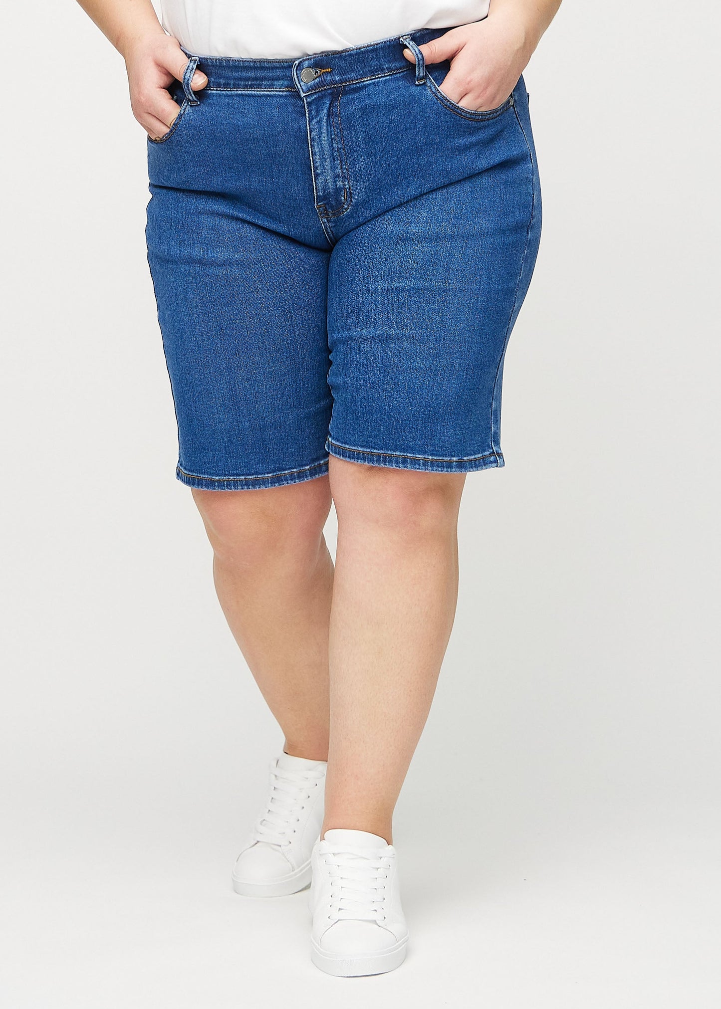 Die klassische Curve Jeans-Shorts