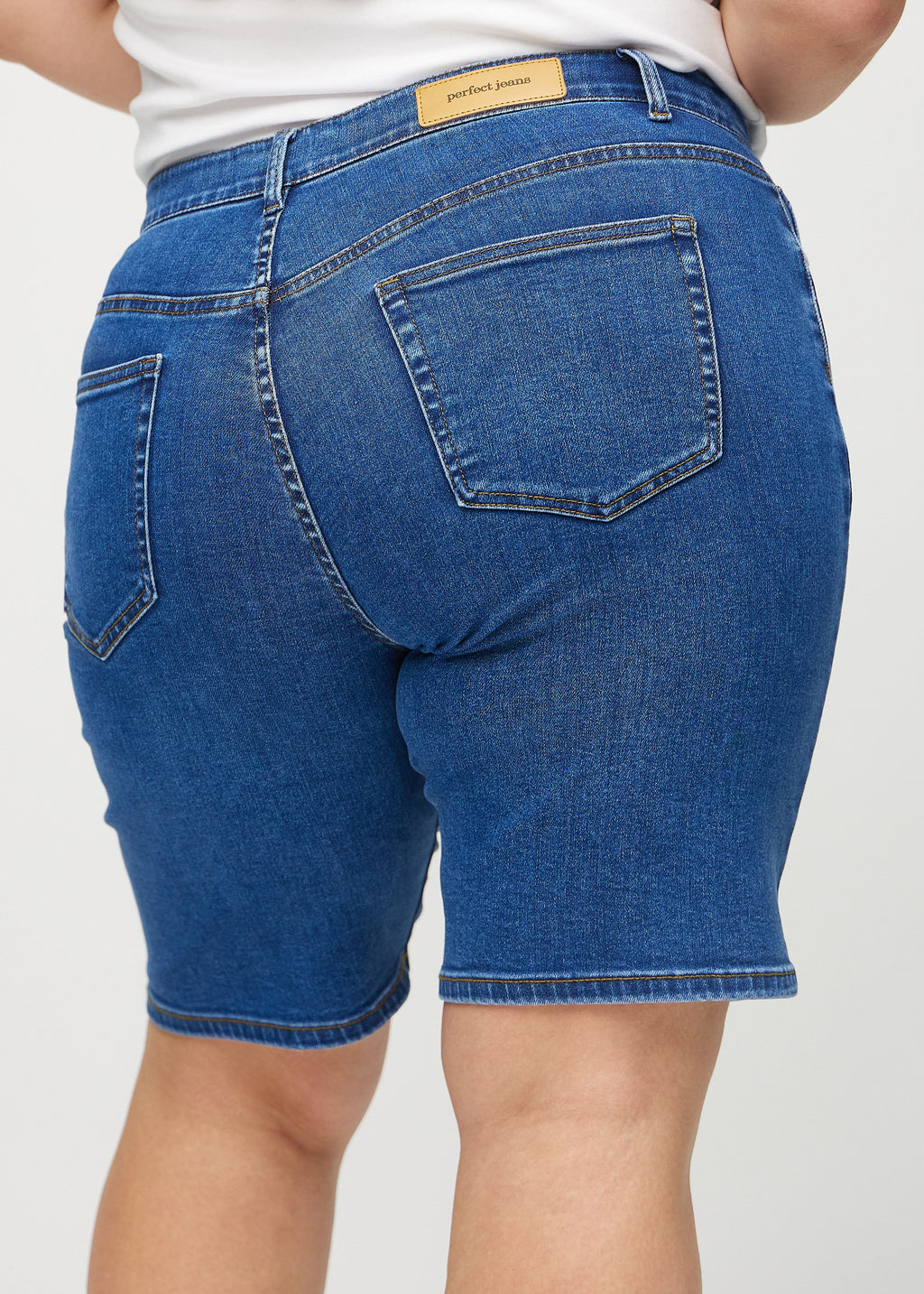 Petra | Klassische Denim-Shorts mit Kurven