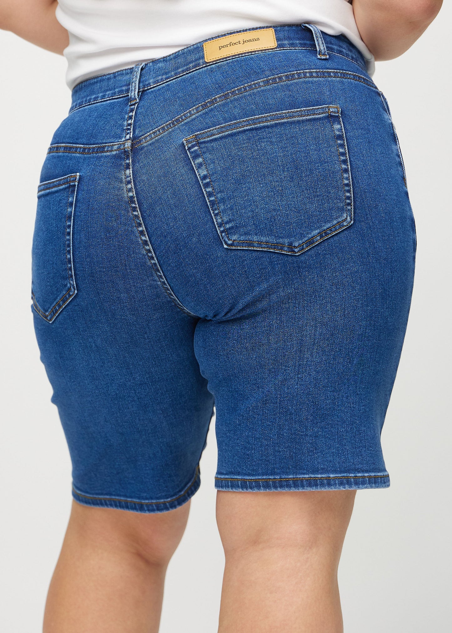 Die klassische Curve Jeans-Shorts