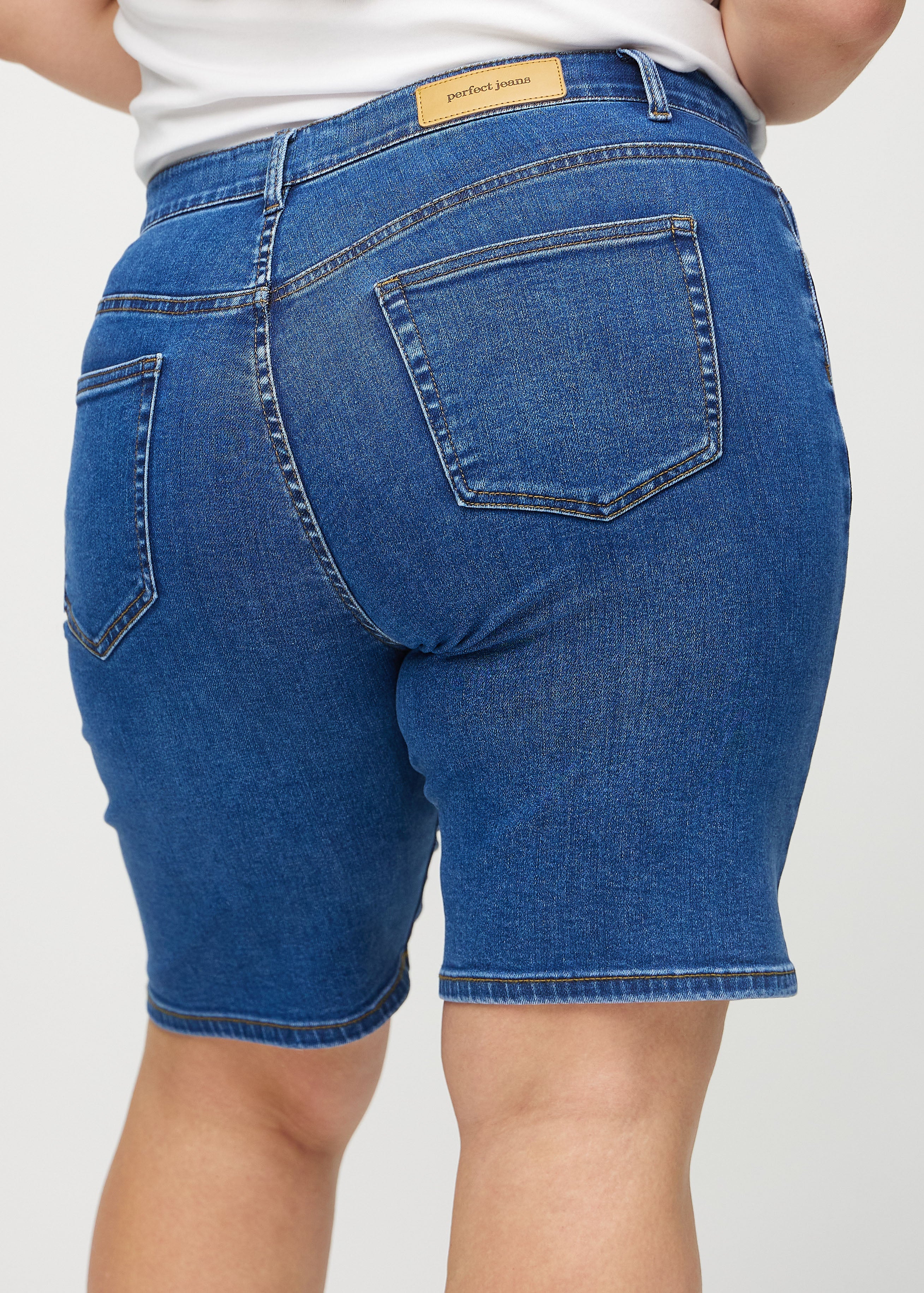 Petra | Klassische Denim-Shorts mit Kurven