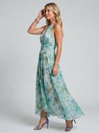 Sidonie | Faltendes Halterkleid mit weichem Blumenmuster in Midi-Länge