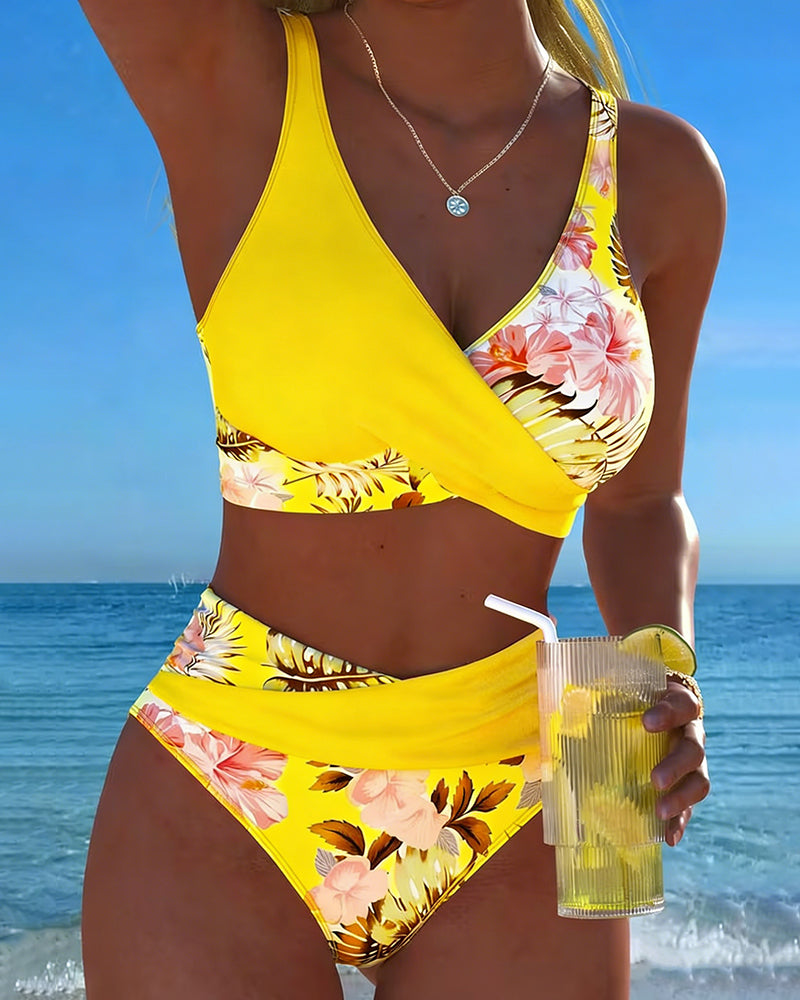 Vera | Floraler Bikini mit Kontrastdetails