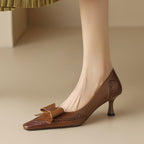 Vera | Klassische Pumps mit Lederriemen