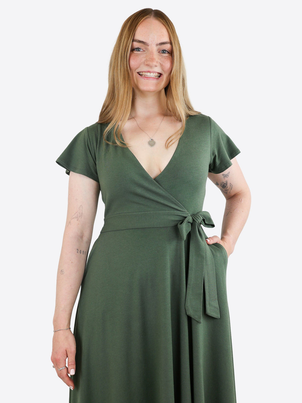 Nora | Midi Wickelkleid mit Flügelärmeln und integrierter Tasche
