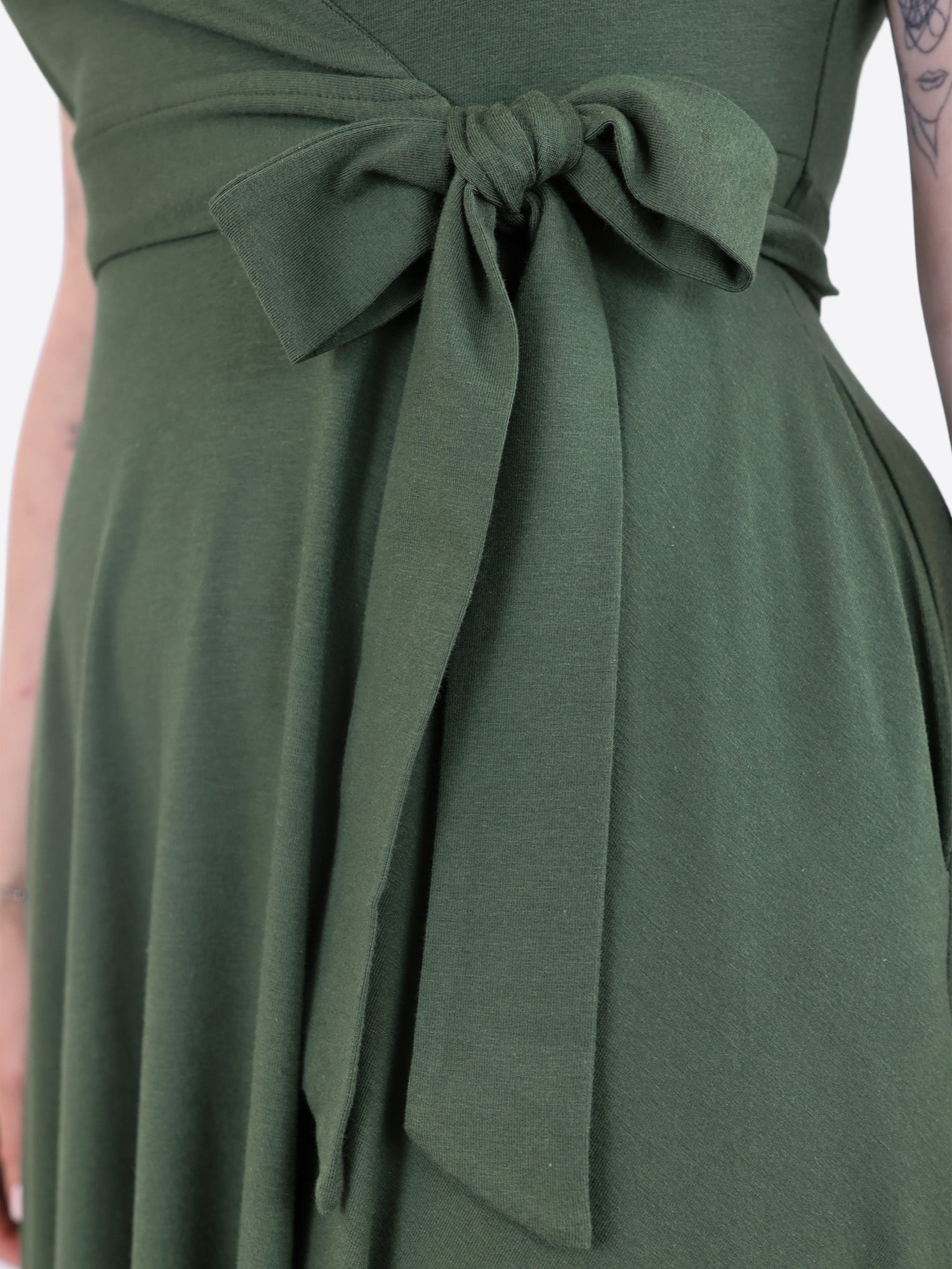 Nora | Midi Wickelkleid mit Flügelärmeln und integrierter Tasche