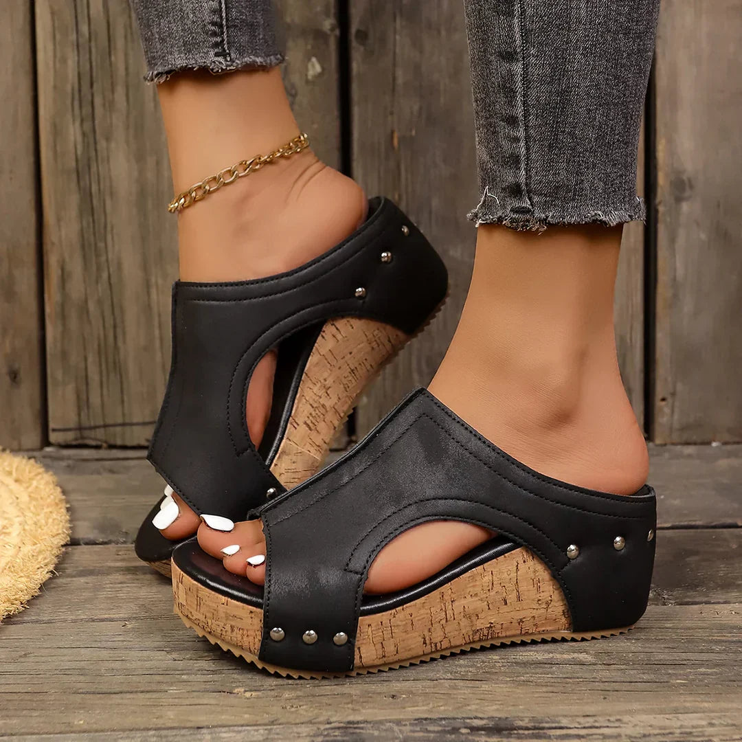 Petra | Keilabsatz-Sandalen mit Nieten