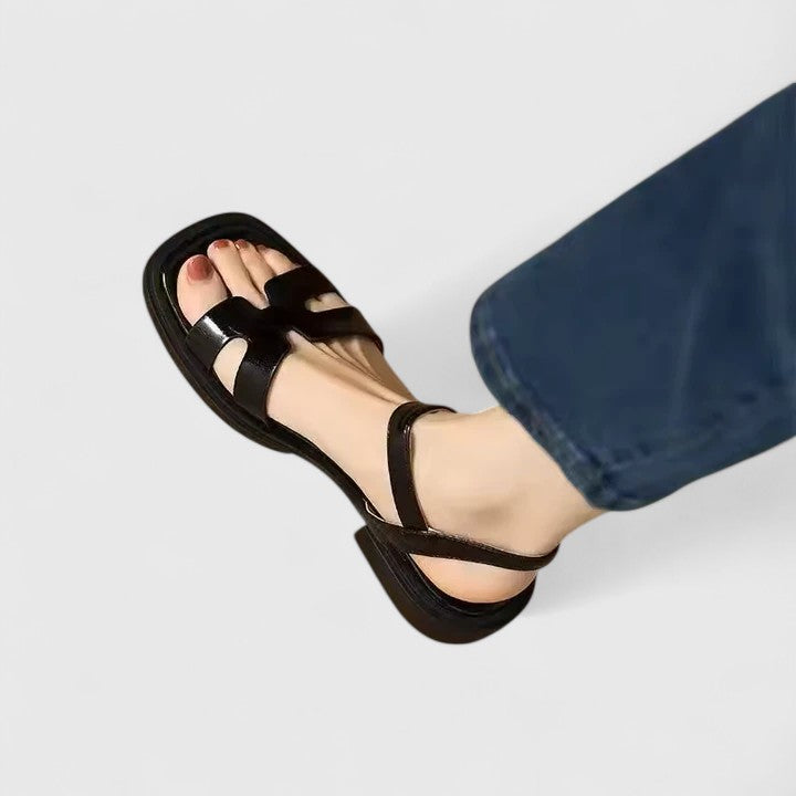Vera | Zierliche Flache Sandale in Beige